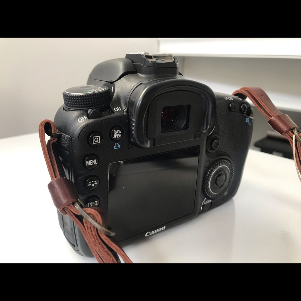 DSLR CANON BODY 7D AND CANON LENS 50mm 1.8L